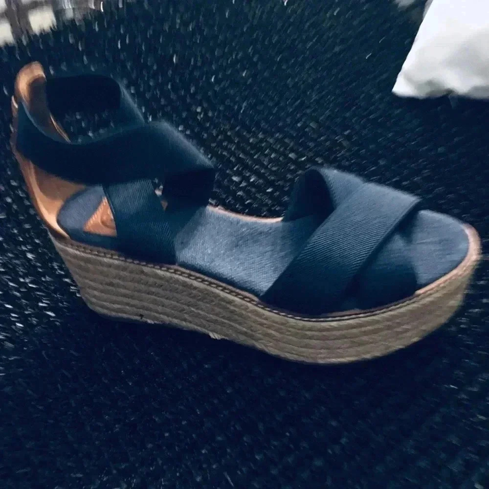 Tory Burch platform sandals. Beautiful, never worn, size 8.